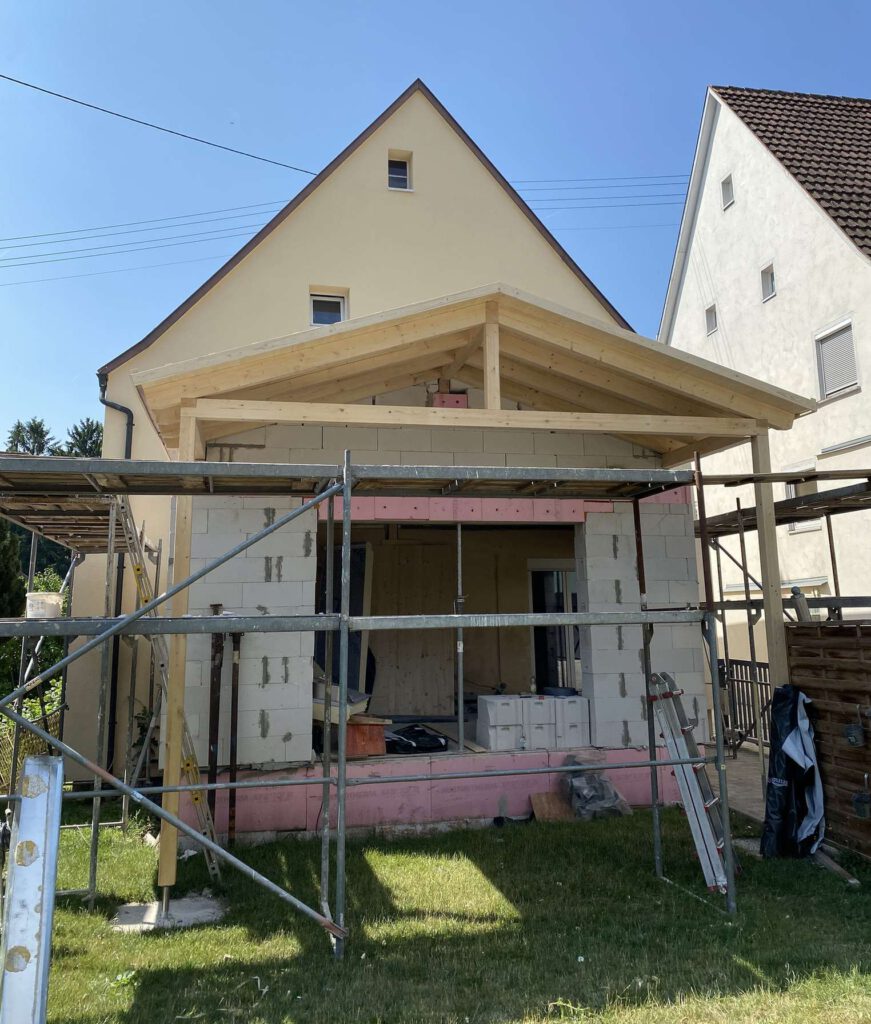 Anbauprojekt mit geruest bei der zimmerei rudolf