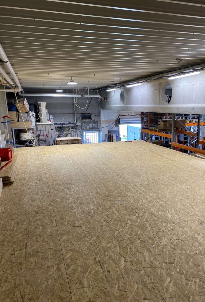 Blick auf einen neu ausgebauten dachboden mit holzelementen und fenstern
