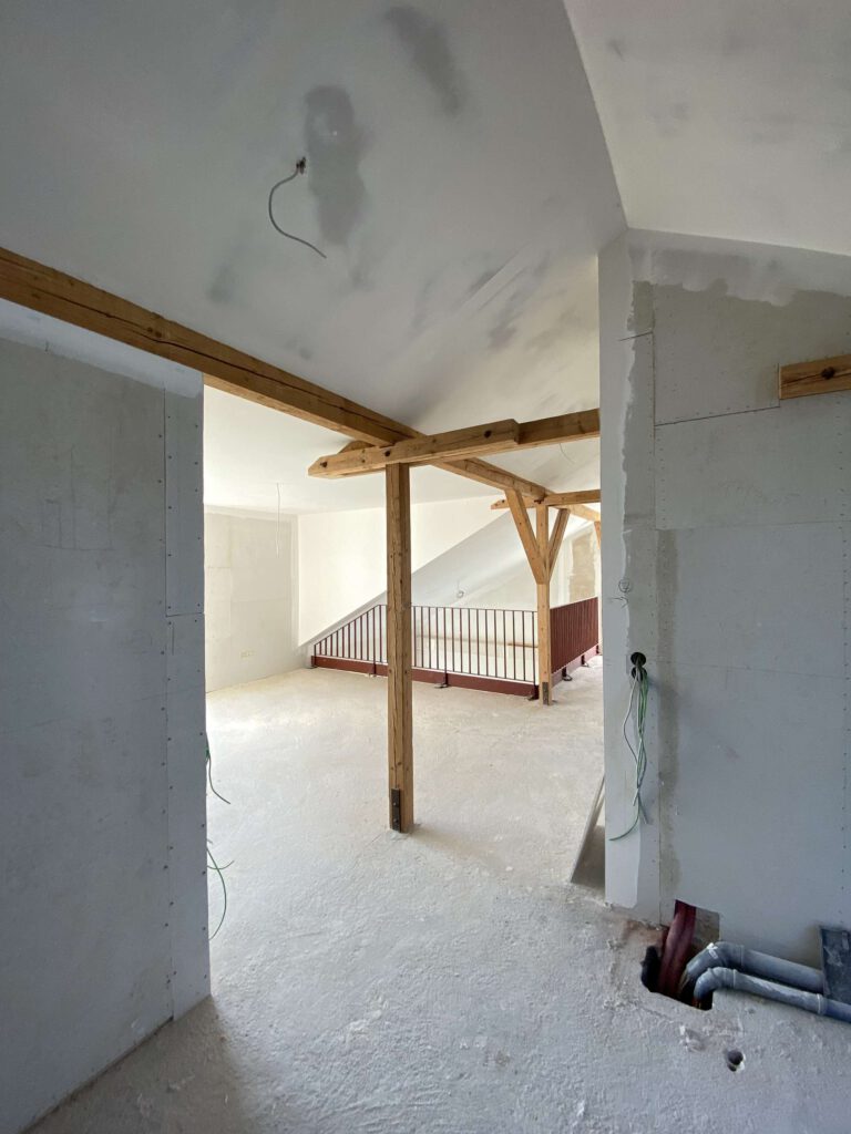 Die zimmerdecke wird mit eisstrahlen zur holzsanierung vorbereitet.
