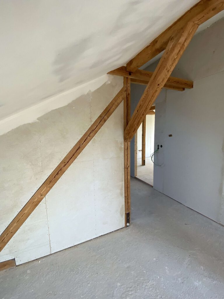 Holztreppe in renovierung mit eisstrahltechnik