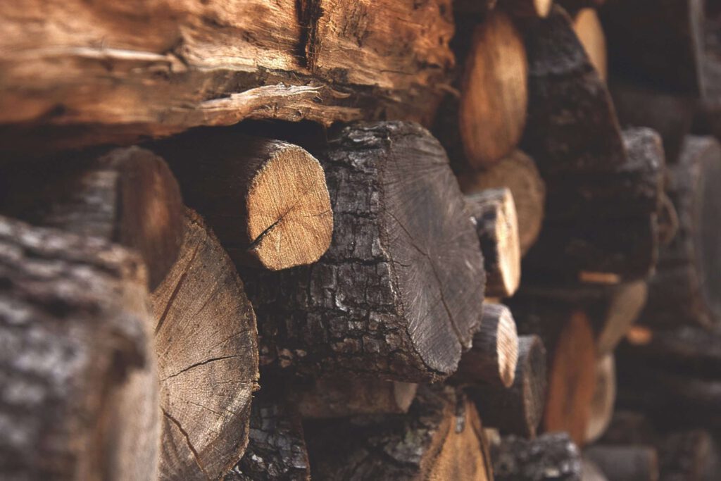 Holzstapel von zimmerei rudolf zum trocknen gelagert.