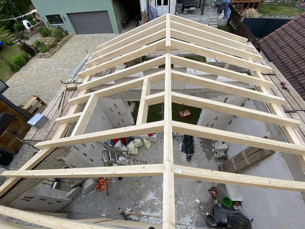 Offener dachstuhl beim terrassenanbau von zimmerei rudolf