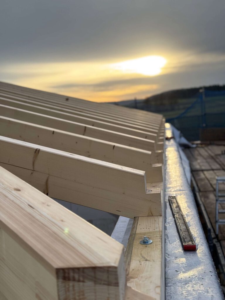 Holzdachkonstruktion bei sonnenuntergang von zimmerei rudolf