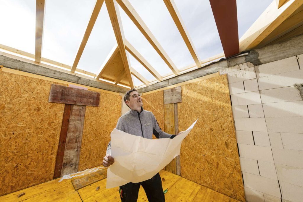 Zimmermann bei der bauplanung in einem holzhaus rohbau