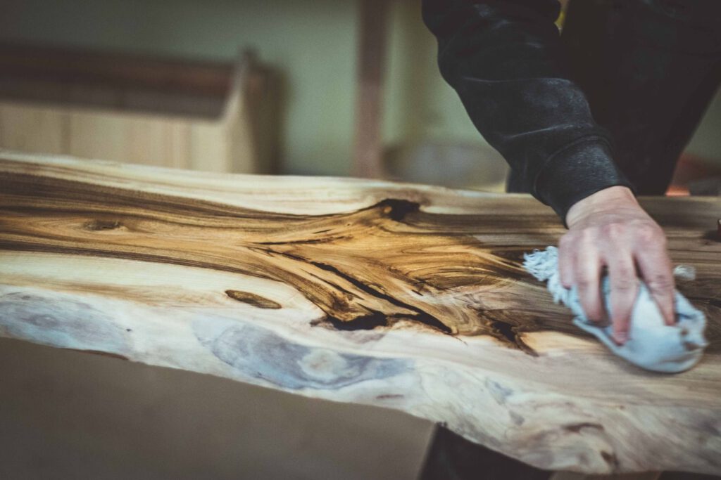 Hand poliert holztisch in der zimmerei rudolf