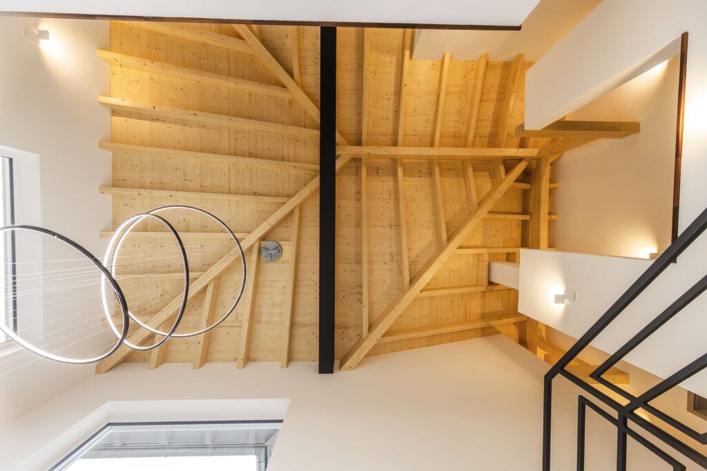 Offener Dachstuhl in einem Einfamilienhaus in Obermarchtal von Rudolf-Bau.